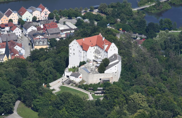 Rosenburg über Riedenburg mit Blick auf Stadt und Main-Donau-Kanal