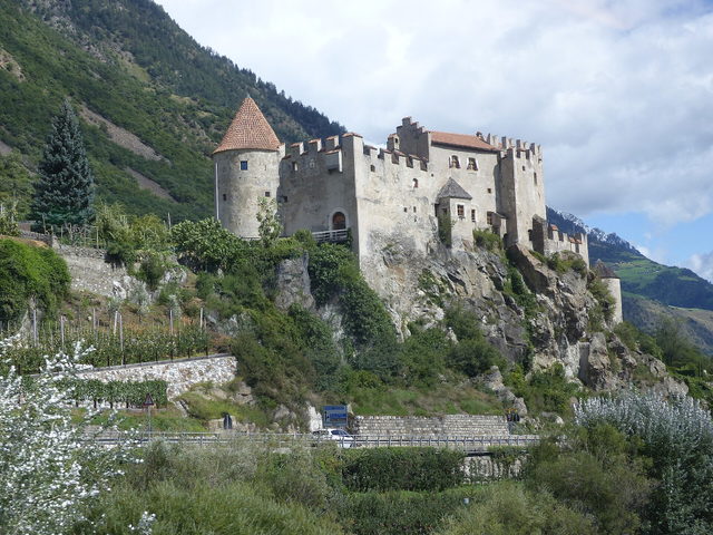 Schloss Kastelbell über Felsen und Obstgärten