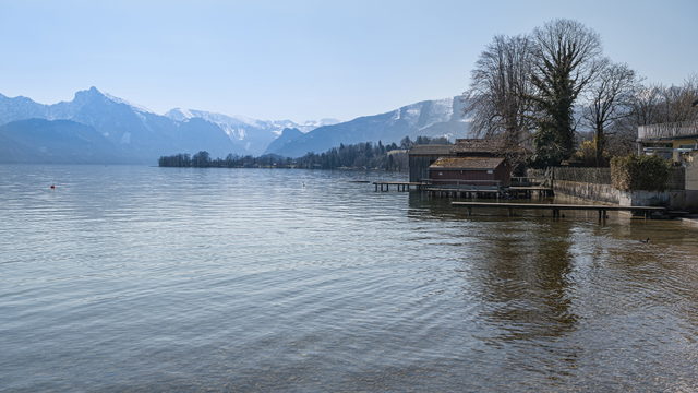 Blick von der Fischerbucht in Altmünster über den Traunsee zum Erlakogel