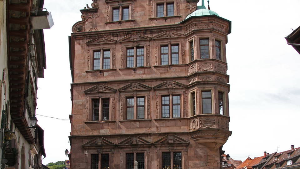 Altes Rathaus in Gernsbach mit verzierter Sandsteinfassade und umliegenden Altstadtgassen
