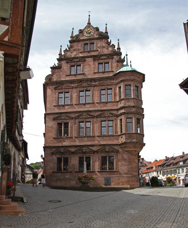 Historisches Altes Rathaus in Gernsbach außerhalb des Altstadtfestes