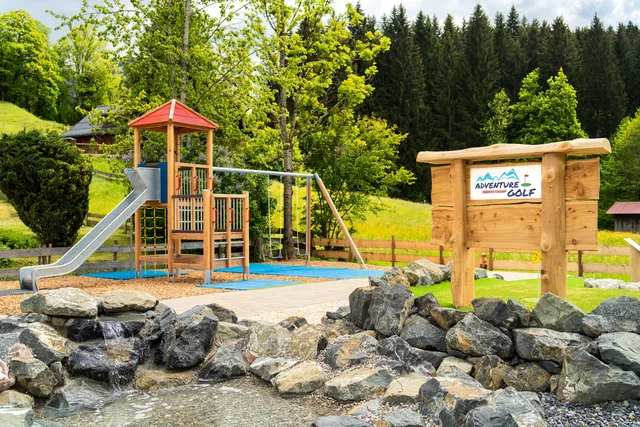 Spielplatz mit Rutsche und Schaukeln