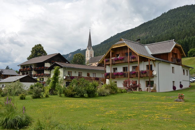 Häuser und Kirche in Techendorf am Weissensee