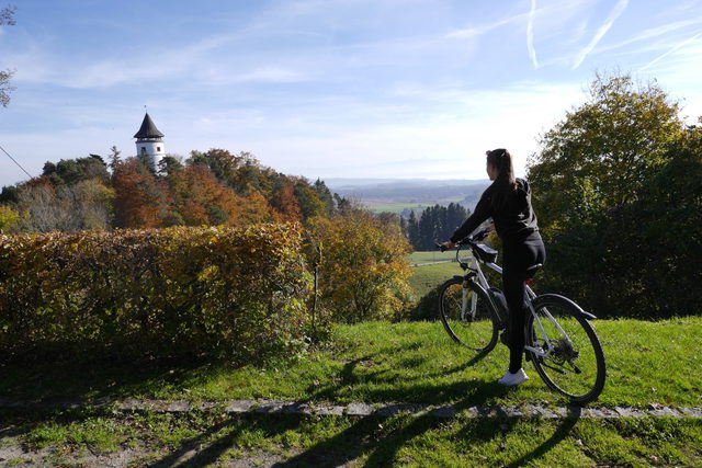 Radfahrerin nahe dem Aussichtsturm Hohenbodman