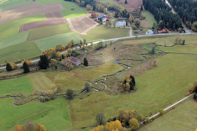 Luftaufnahme der mäandernden Ascha bei Schönsee