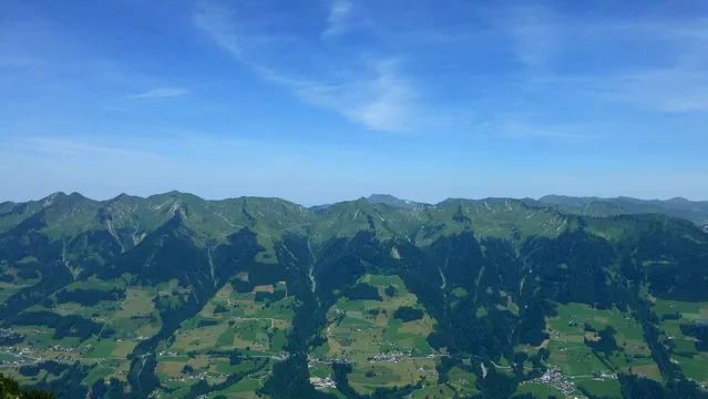 Regionaler Landschaftsüberblick vom Hohen Frassen auf den Walserkamm; keine Aufnahme des Singletrails.