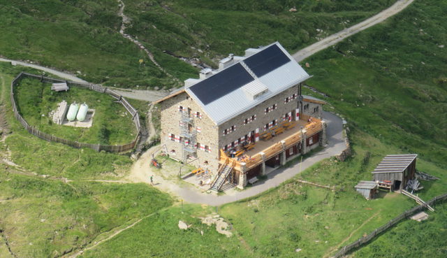 Martin-Busch-Hütte mit Nebengebäude und Wanderwegen im Niedertal