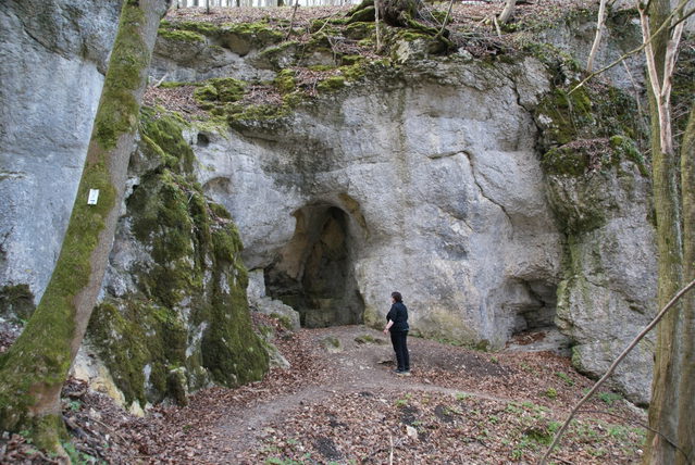 Felsportal der Wassersteinhöhle am Hochbergsteig bei Bad Urach