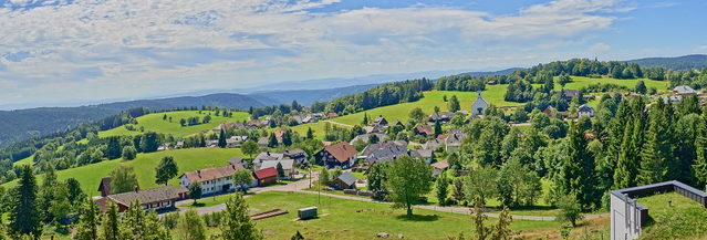 Blick über Urberg und die bewaldeten Höhen des Südschwarzwalds.
