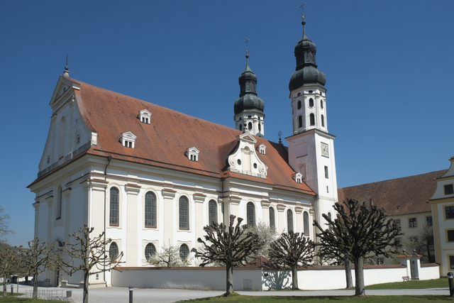 Münster St. Petrus und Paulus mit seinen Doppeltürmen in Obermarchtal