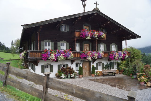 Blumengeschmücktes Bauernhaus Faistenbichl als Bergdoktorpraxis in Ellmau