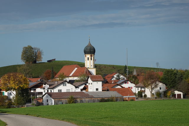 Ortsansicht von Roßhaupten mit Kirche und grünen Wiesen