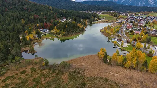Wildsee bei Seefeld mit Uferbebauung und herbstlichen Bäumen Ortsmotiv.