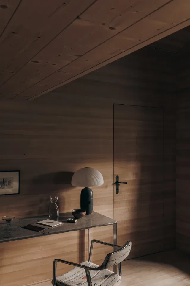 Schreibtisch mit Lampe im Schlafzimmer des Hauses Benedikta