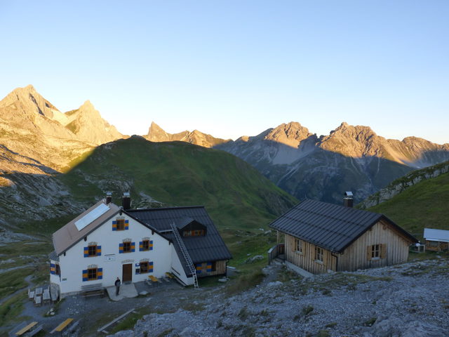 Leutkircher Hütte im Abendlicht vor der Bergkulisse