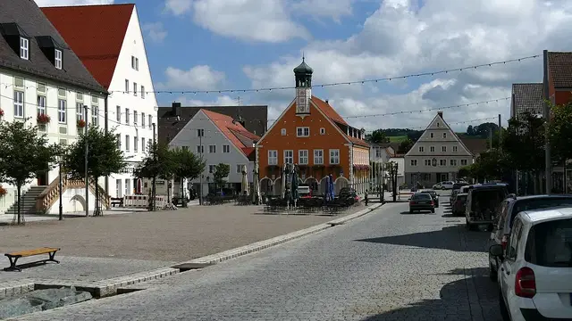Marktplatz von Ottobeuren mit Häusern und Rathaus. Ortsmotiv.