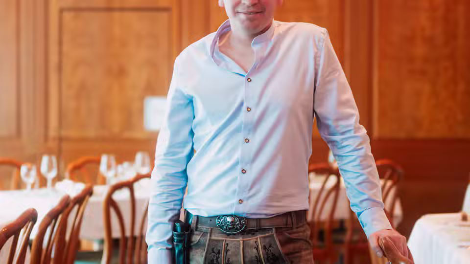 Person in Tracht im Gastraum des Restaurant Kurfürst