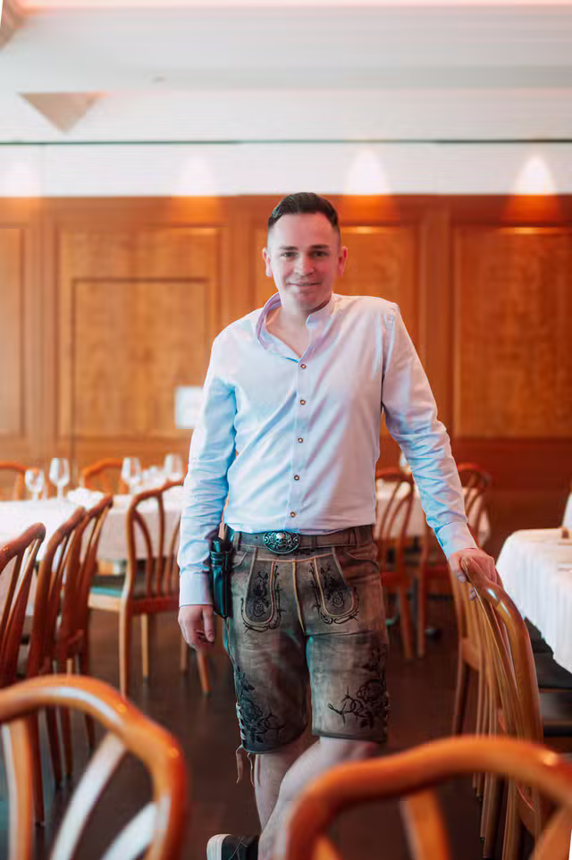 Person in Tracht im Gastraum des Restaurant Kurfürst