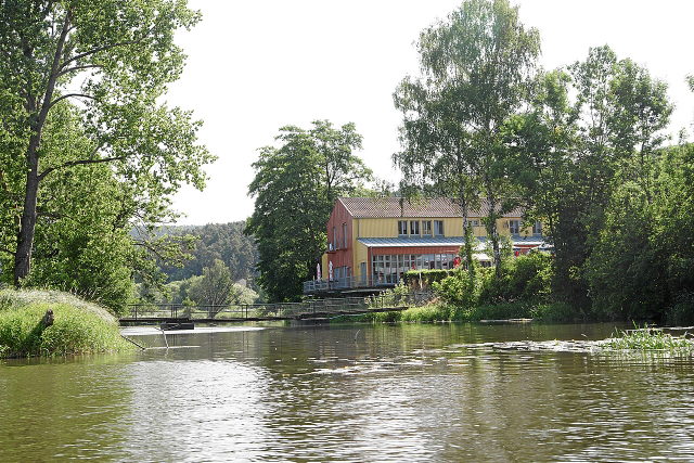 Badestelle am Regen mit Restaurantgebäude in Regenstauf