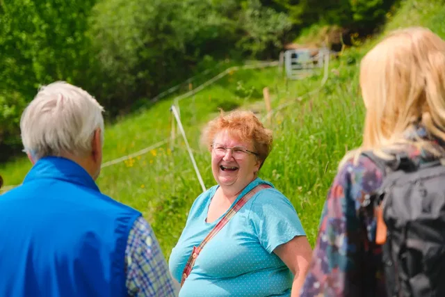 Elfriede im Gespräch mit Teilnehmenden bei einer Kräuterwanderung