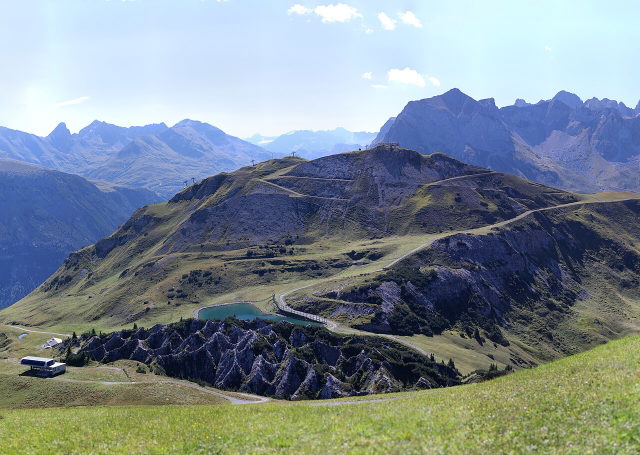 Gipslöcher bei Oberlech mit Wanderwegen und Berglandschaft