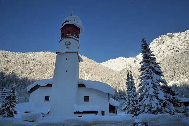Winteraufnahme der Pfarrkirche in Klösterle, einer Station der historischen ArchitekTour.