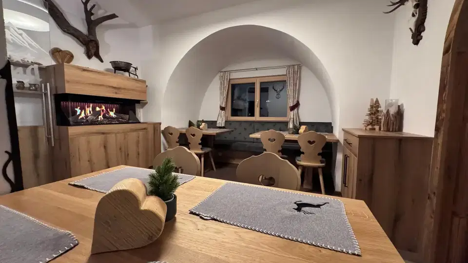 Gastraum des Posthansl mit Holzmöbeln und Kamin