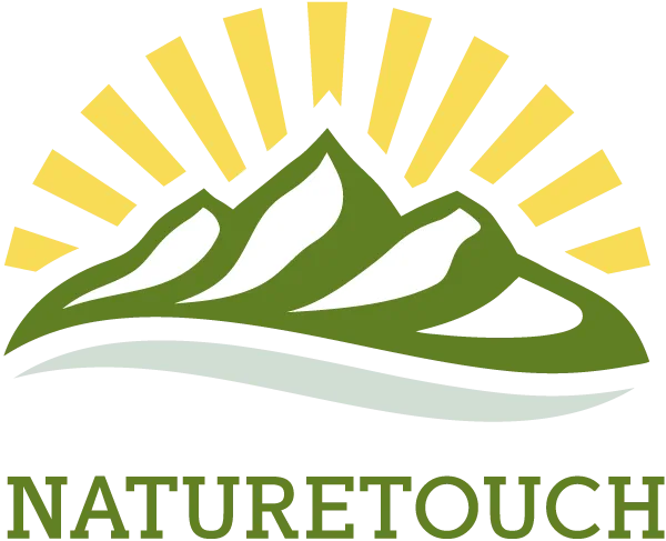 NatureTouch-Logo: grüne Bergsilhouette, weiße Schneekuppen, gelbe Sonnenstrahlen und Schriftzug