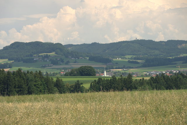 Hofberg und Göblberg in der Landschaft bei Frankenburg am Hausruck