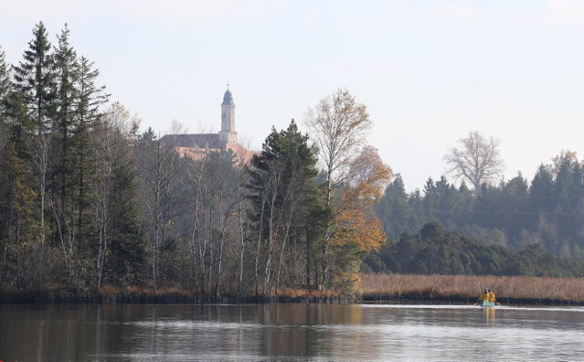 Blick über den Kirchsee auf Kloster Reutberg bei Sachsenkam.