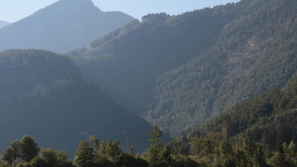 Bergwiesen und bewaldete Hänge im Bluntautal