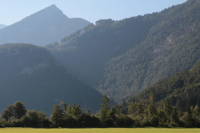 Bergwiesen und bewaldete Hänge im Bluntautal