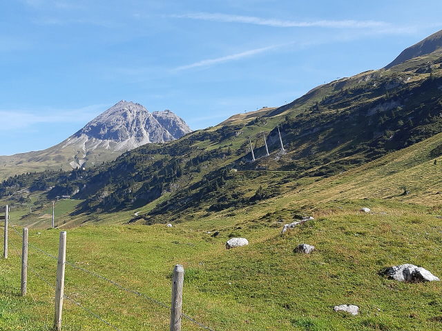 Rüfispitze über den Sommerwiesen bei Zürs