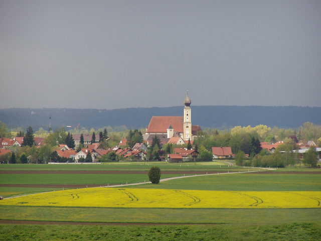 Pfaffenhausen mit Kirche St. Stephan hinter grünen Feldern