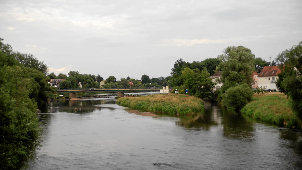 Kontextbild: Regen und Straßenbrücke in Nittenau
