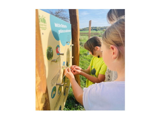 Kinder an einer Mitmachstation der Hutzel-Tour