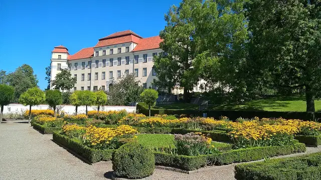 Neues Schloss Tettnang mit Garten und Blumenbeeten Ortsmotiv.
