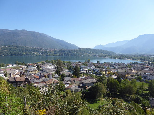 Calceranica al Lago mit Häusern und Blick über den See