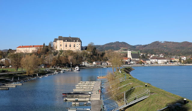 Donauufer und Schloss Greinburg in Grein