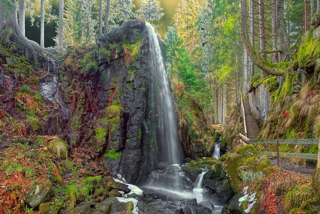 Wasserfall der Menzenschwander Alb zwischen Felswänden.