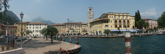 Historisches Hafenpanorama von Riva del Garda mit Uferhäusern und Torre Apponale