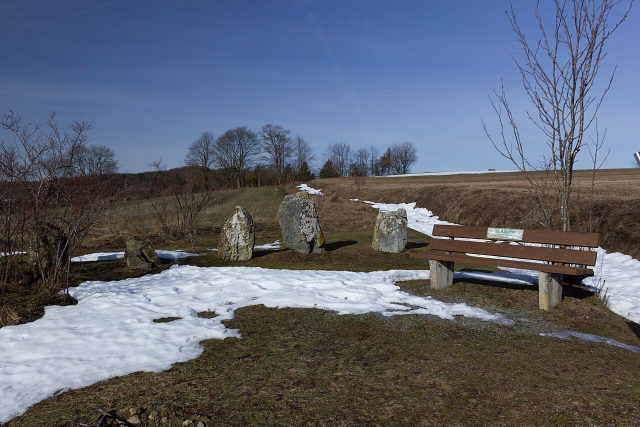 Apostelsteine bei Langenbach in Geroldsgrün mit Rastbank und Schneeresten