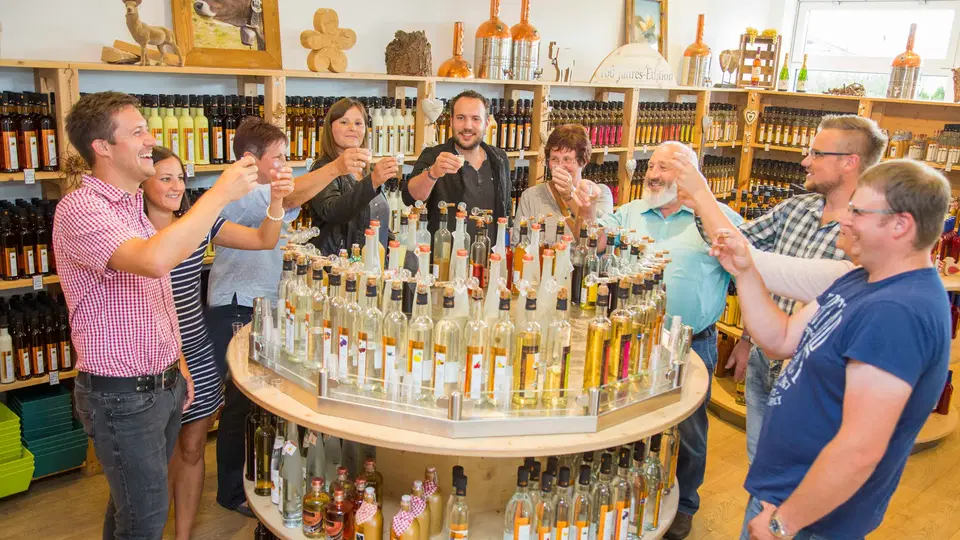 Besuchergruppe bei einer Verkostung im Werksverkauf