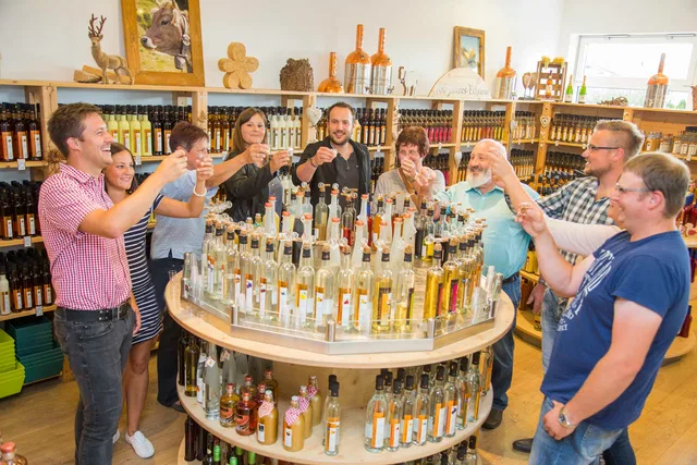 Besuchergruppe bei einer Verkostung im Werksverkauf