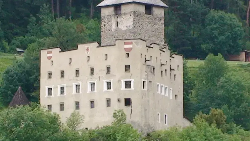 Schloss Landeck mit Bergfried und heller Fassade am bewaldeten Hang