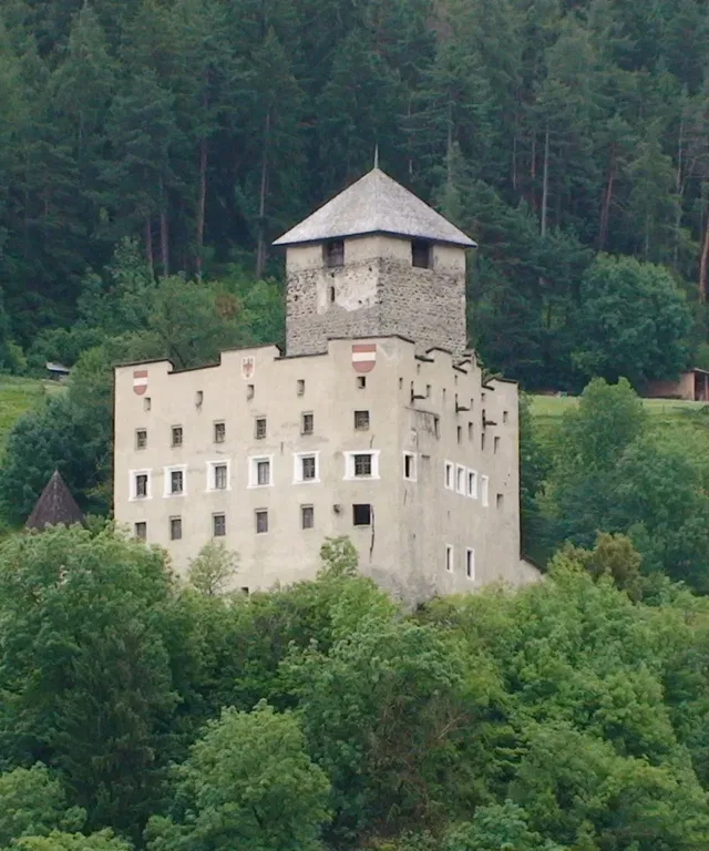 Schloss Landeck mit Bergfried und heller Fassade am bewaldeten Hang