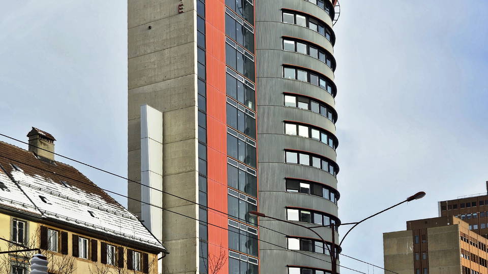 Roter Espacité-Turm an der Avenue Léopold-Robert in La Chaux-de-Fonds