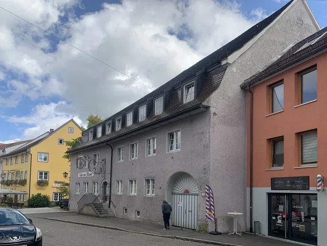 Historisches Gebäude in Isny mit Fassadenmalerei und Geschäften