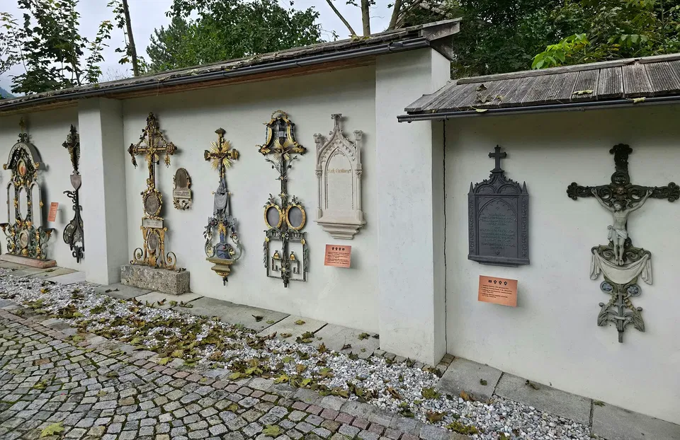 Museumsfriedhof Kramsach – Grabkreuze, Schmiedekunst und kuriose Sprüche