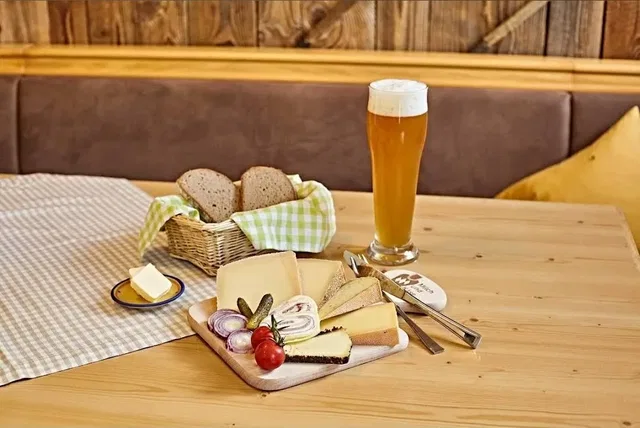 Käsebrett mit Brot, Butter und Getränk